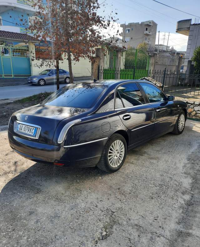Fier, shitet/nderrohet makine Lancia Thesis Viti 2002, 2.499 Euro