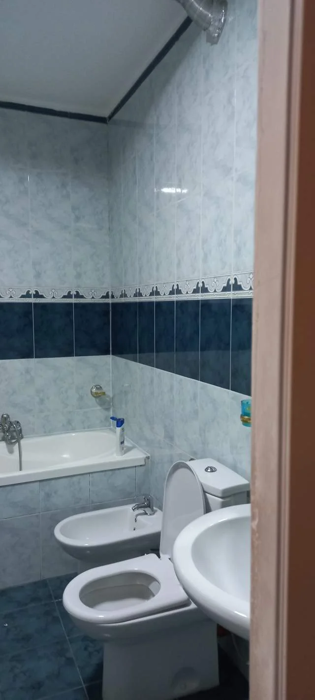 Apartament cilësor, luksoz, kompletuar, tip 3+1, 130m², 2-banjo, 3-ballkone, kat 8, Pallat Ri 8-kate mbi tokë, Qera 2000€/muaj, tek Sheshi Uillson/ Bllok qendër Tiranës