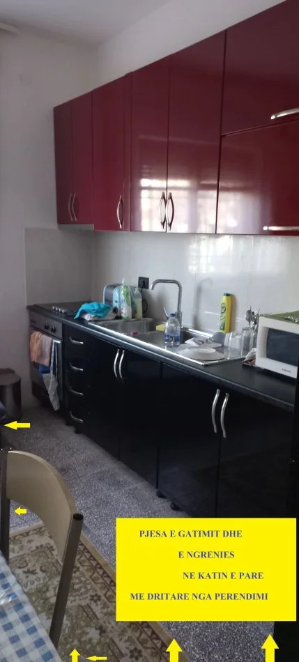 Tirane, Qera Shtëpi/Vile 3-kate, oborr  e bahçe, kat përdhes magazin, kati 2-të për gatim-ngrënie, ndënje, kati 3-të me 3-dhoma gjumi, qera1500€/muaj, në rr.Kristaq Capo e Abedin Pasha, si dhe rr.P.Budi, 200m pallati Grand/Todi Shkurti, 1.1-km nga Ura Elbasanit/Shkolla Baletit, 800m nga Ura Brrylit