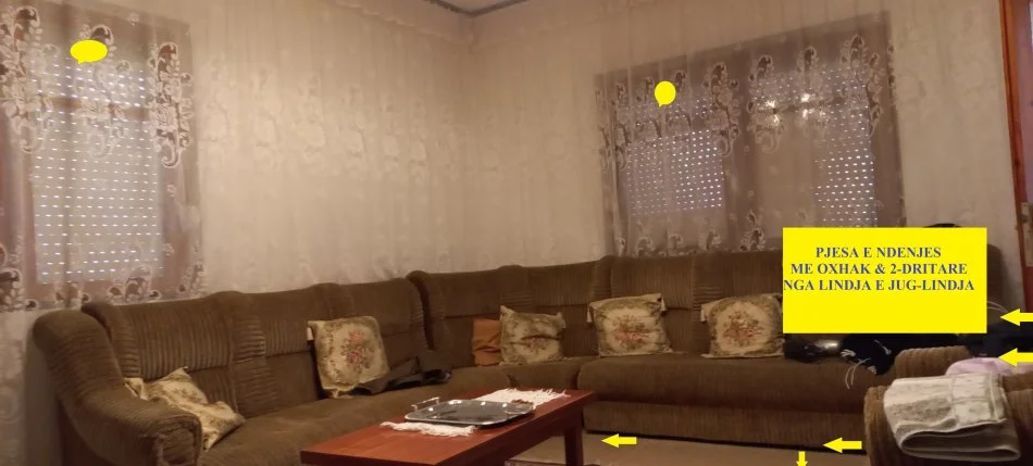 Tirane, Qera Shtëpi/Vile 3-kate, oborr  e bahçe, kat përdhes magazin, kati 2-të për gatim-ngrënie, ndënje, kati 3-të me 3-dhoma gjumi, qera1500€/muaj, në rr.Kristaq Capo e Abedin Pasha, si dhe rr.P.Budi, 200m pallati Grand/Todi Shkurti, 1.1-km nga Ura Elbasanit/Shkolla Baletit, 800m nga Ura Brrylit