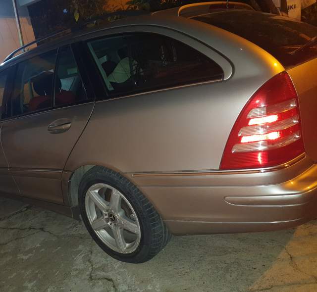 Tirane, shitet makine karavan Mercedes-Benz C220 Viti 2005