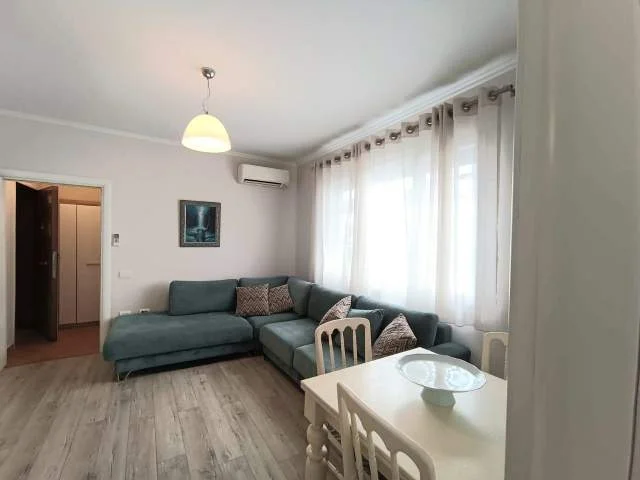 Tirane, jepet me qera apartament 1+1+BLK Kati 3, 60 m² (Ish Parku autobuzave (Nisharak), mbrapa Square 21)