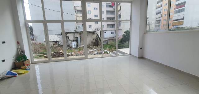 Tirane, jepet me qera dyqan Kati 0, 110 m² 60.000 Leke (Loni Ligori)