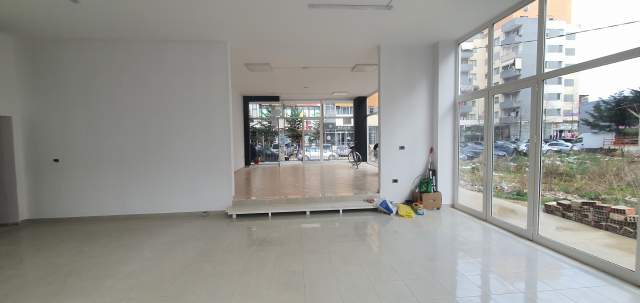Tirane, jepet me qera dyqan Kati 0, 110 m² 60.000 Leke (Loni Ligori)