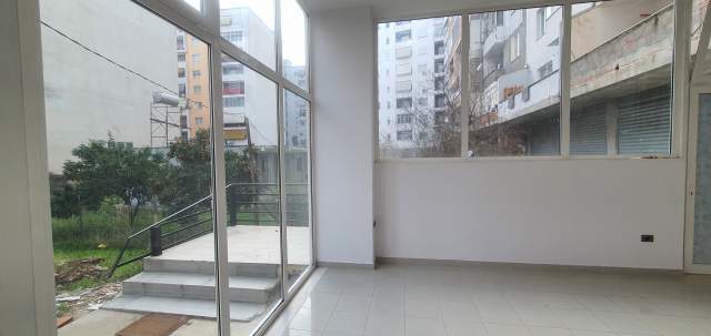 Tirane, jepet me qera dyqan Kati 0, 110 m² 60.000 Leke (Loni Ligori)