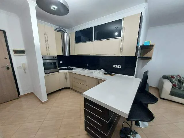 Tirane, jepet me qera apartament 2+1+BLK Kati 7, 90 m² 40.000 Leke (Sotir Caci)