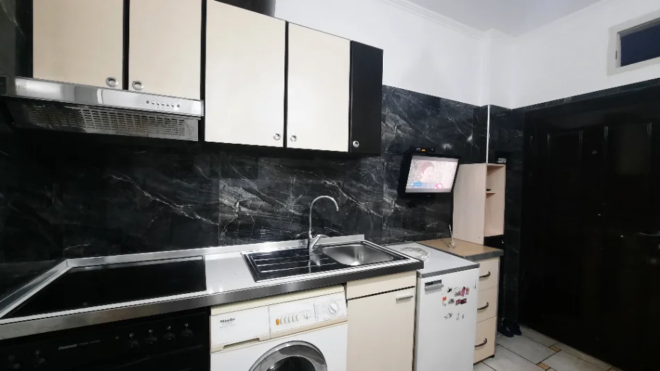 Tirane, jap me qera apartament 1+1 Kati 2, 53 m² 400 € (Rruga 5 maji prane qendres tregtare concord)