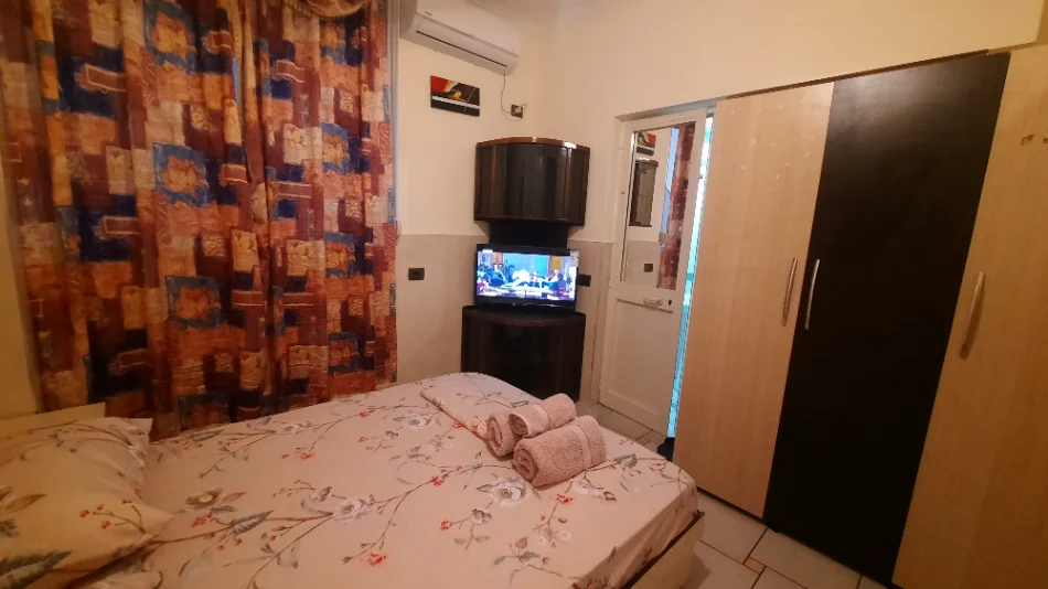 Tirane, jap me qera apartament 1+1 Kati 2, 53 m² 400 € (Rruga 5 maji prane qendres tregtare concord)