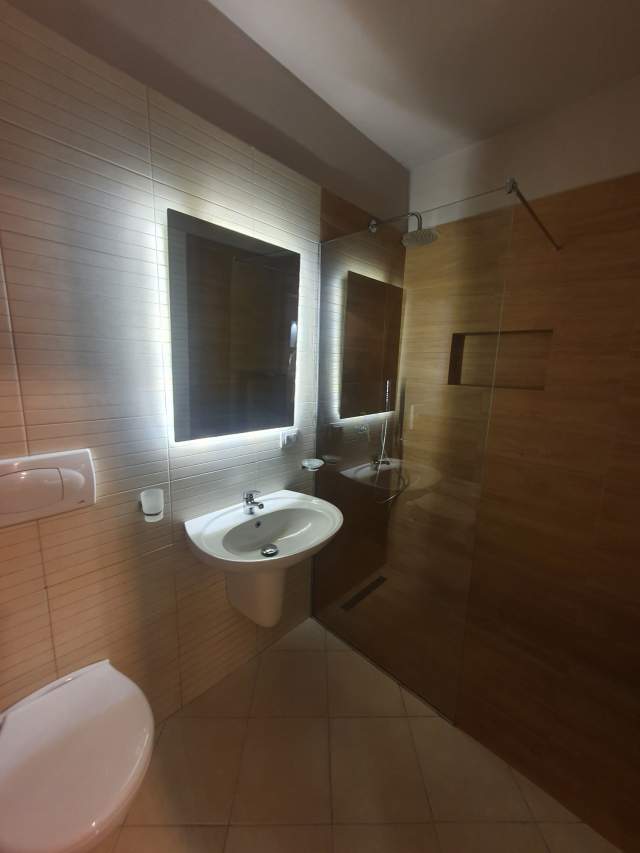 Tirane, jepet me qera apartament modern 1+1+BLK,  kompleksi 'Kontakt' 21-Dhjetori, 500 Euro
