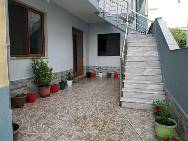 Tirane, jap me qera shtepi 2+1 Kati 1, 84 m² 30.000 Leke (Rruga Demokracia)
