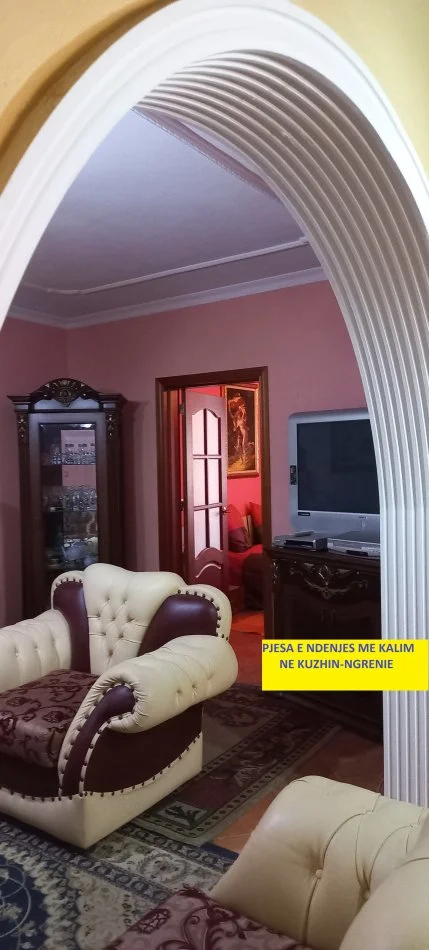 Shitet Apartament i bollshëm, i rinovuar komplet, tip 3+1, me 2-banjo, 2-ballkone, kat 4, pallat ekzistus, sipërfaqa 140m², Cmimi 175'000 €, në rrugën Ali Demi, tek Shkolla "Kushtrimi Lirisë",100 m Lana/Maternitetit Ri dhe 300m nga Ura Brrylit/Unaza Tirane