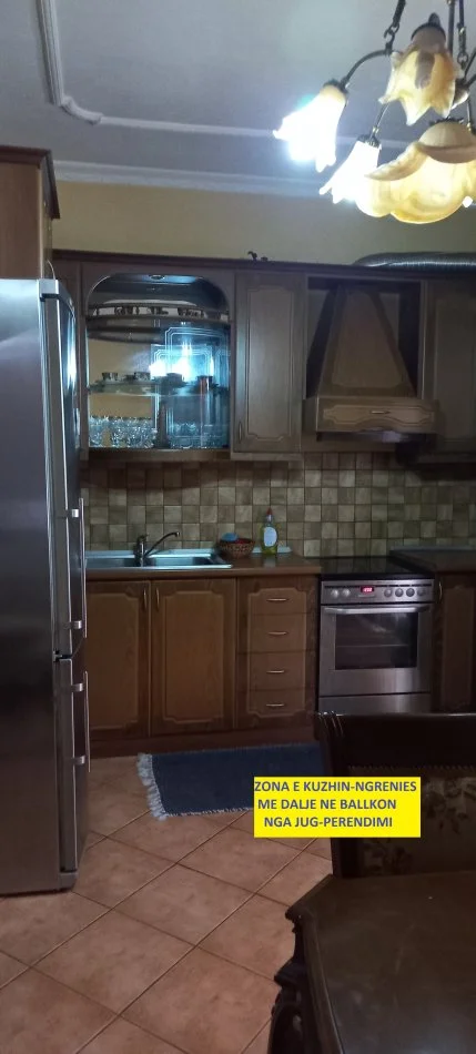 Shitet Apartament i bollshëm, i rinovuar komplet, tip 3+1, me 2-banjo, 2-ballkone, kat 4, pallat ekzistus, sipërfaqa 140m², Cmimi 175'000 €, në rrugën Ali Demi, tek Shkolla "Kushtrimi Lirisë",100 m Lana/Maternitetit Ri dhe 300m nga Ura Brrylit/Unaza Tirane