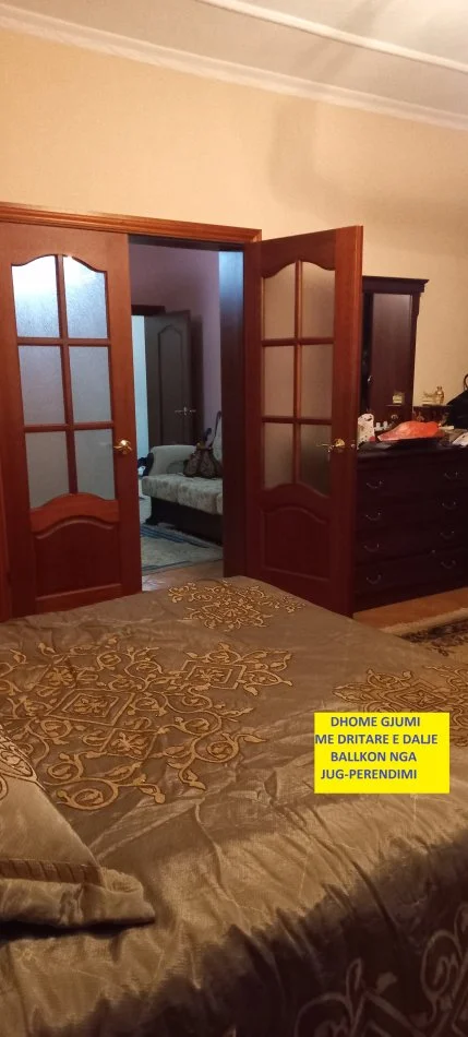 Shitet Apartament i bollshëm, i rinovuar komplet, tip 3+1, me 2-banjo, 2-ballkone, kat 4, pallat ekzistus, sipërfaqa 140m², Cmimi 175'000 €, në rrugën Ali Demi, tek Shkolla "Kushtrimi Lirisë",100 m Lana/Maternitetit Ri dhe 300m nga Ura Brrylit/Unaza Tirane