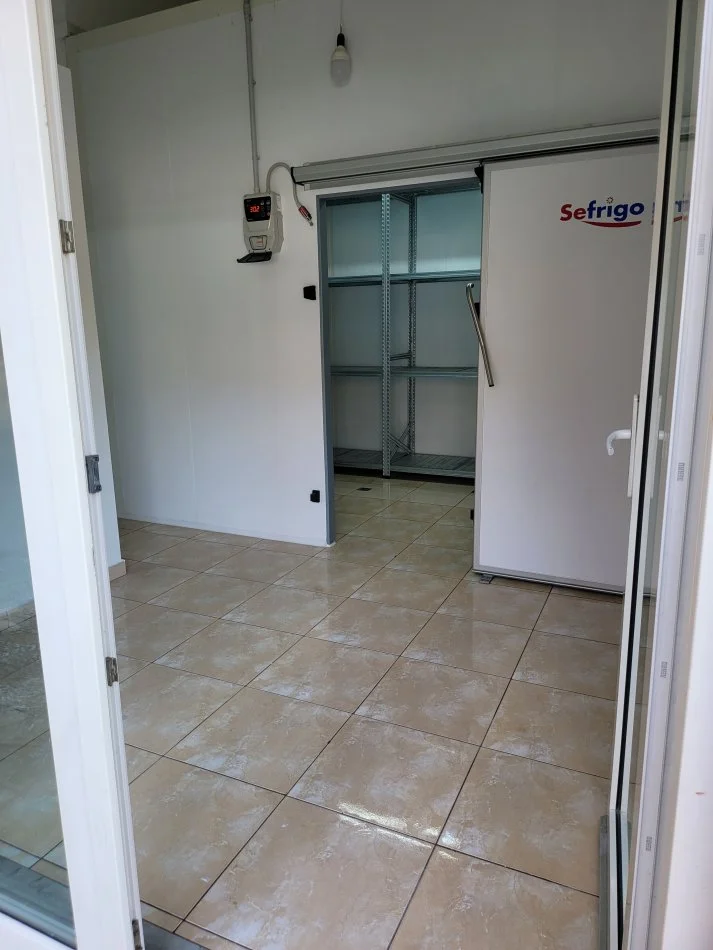Tirane, jepet me qera dyqan Kati 1, 25 m² 350 € (Dali Ndrreu)