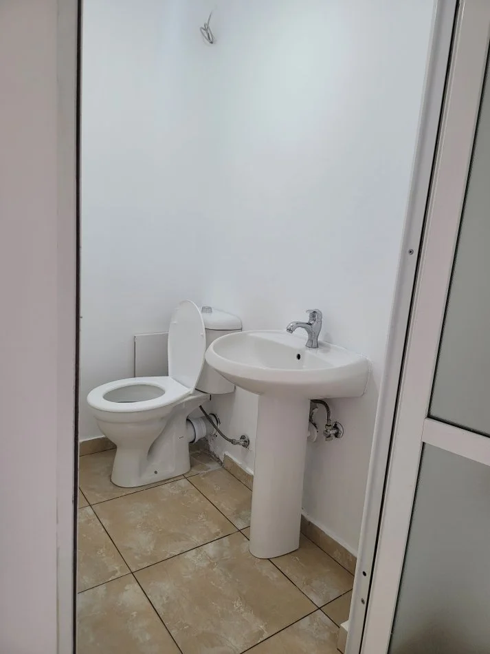 Tirane, jepet me qera dyqan Kati 1, 25 m² 350 € (Dali Ndrreu)