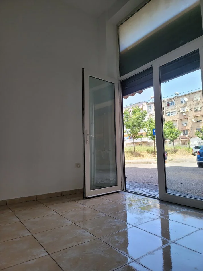 Tirane, jepet me qera dyqan Kati 1, 25 m² 350 € (Dali Ndrreu)