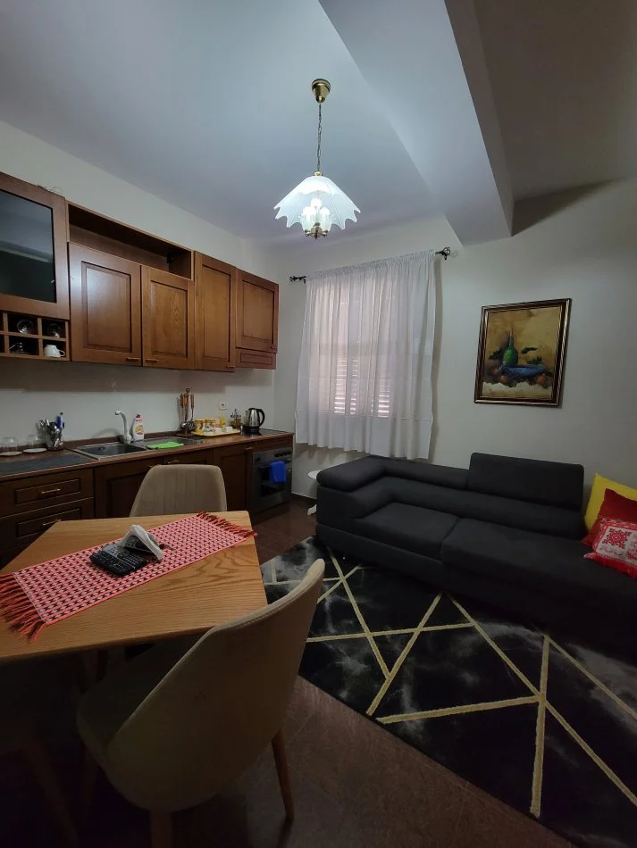 Tirane, jepet me qera apartament 1+1+Ballkon Kati 2, 58 m² 500 € (Rruga e Kosovareve)