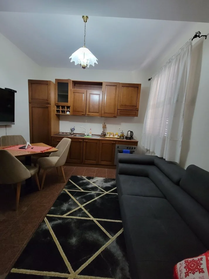 Tirane, jepet me qera apartament 1+1+Ballkon Kati 2, 58 m² 500 € (Rruga e Kosovareve)