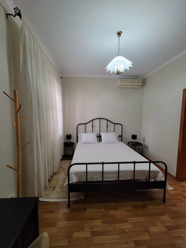 Tirane, jepet me qera apartament 1+1+Ballkon Kati 2, 58 m² 500 € (Rruga e Kosovareve)