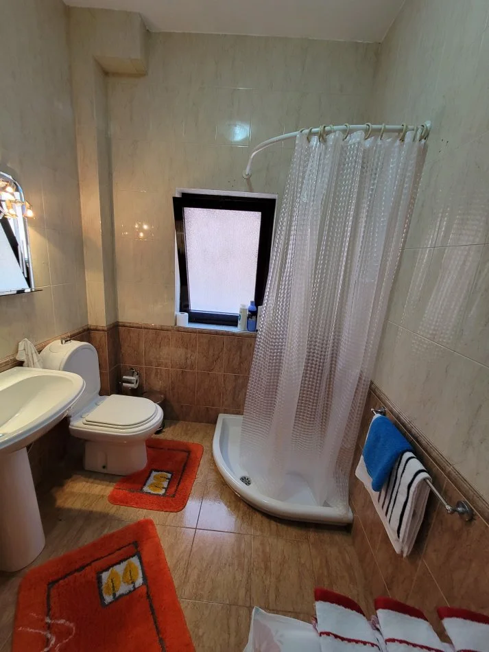 Tirane, jepet me qera apartament 1+1+Ballkon Kati 2, 58 m² 500 € (Rruga e Kosovareve)