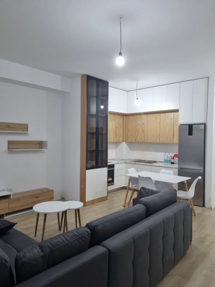 Tirane, jepet me qera apartament i ri i mobiluar modern 2+1+Ballkon Kati 3, 85 m² 500 € (ali dem, kompleksi mangalem)