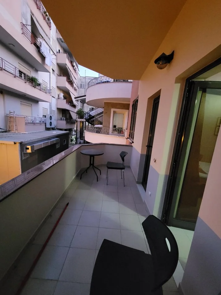 Tirane, jepet me qera apartament 1+1+Ballkon Kati 2, 58 m² 500 € (Rruga e Kosovareve)