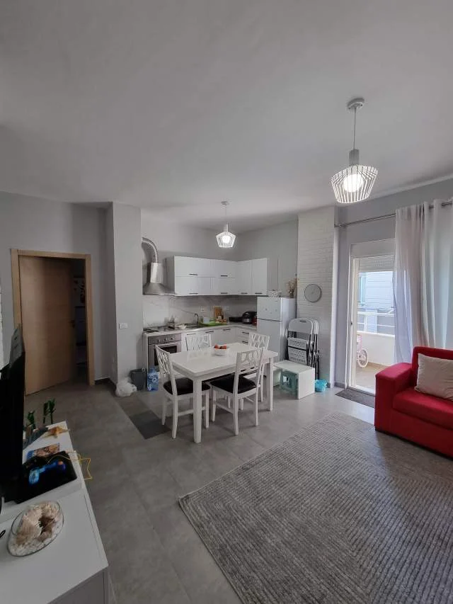 Qerret jepet me qera apartament 1+1+BLK Kati 3, 58 m² 350 Euro (Qerret Plazh Mbas Hotel Supreme)