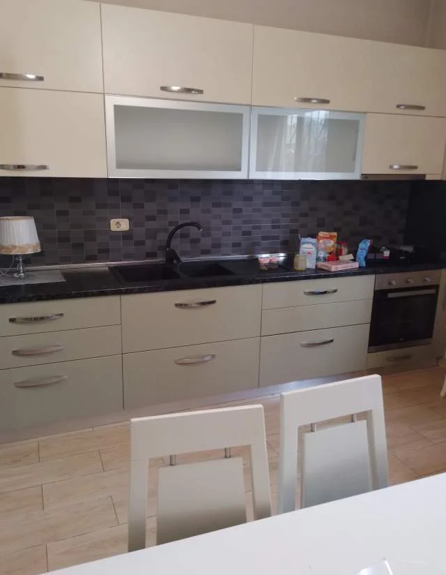 Tirane, jepet me qera apartament 3+1+BLK Kati 1, 200 m² 40.000 Leke (ndoc martini)