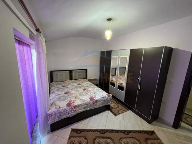 Korce, jepet me qera apartament 2+1+BLK Kati 4, 80 m² 260 Euro (Lagjia 18, Korce)