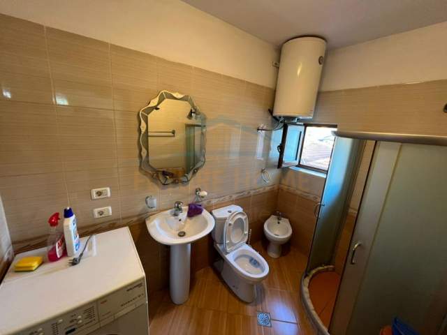 Korce, jepet me qera apartament 2+1+BLK Kati 4, 80 m² 260 Euro (Lagjia 18, Korce)