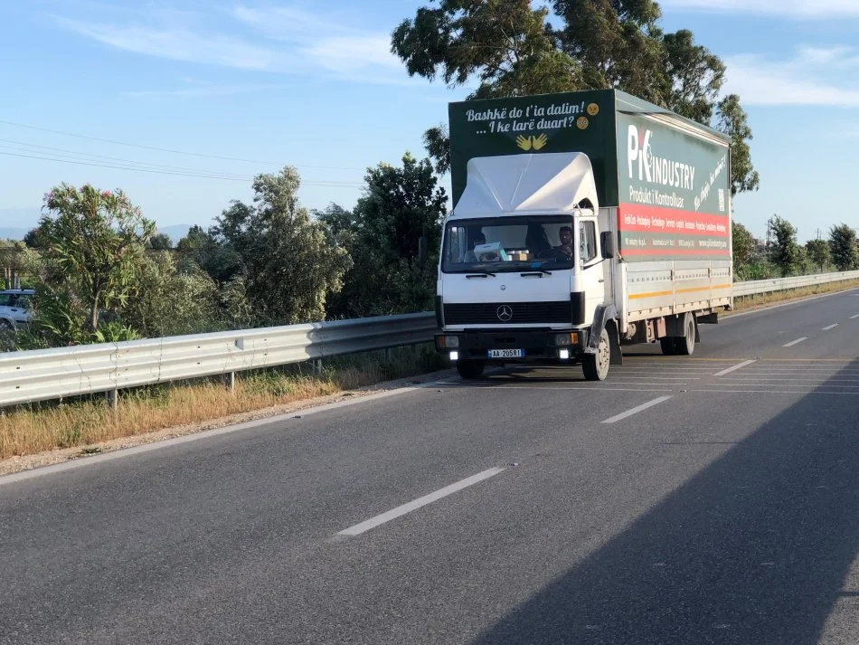 Lushnje, shes Kamion BENZ 814 Nafte, e bardhë manuale Klima