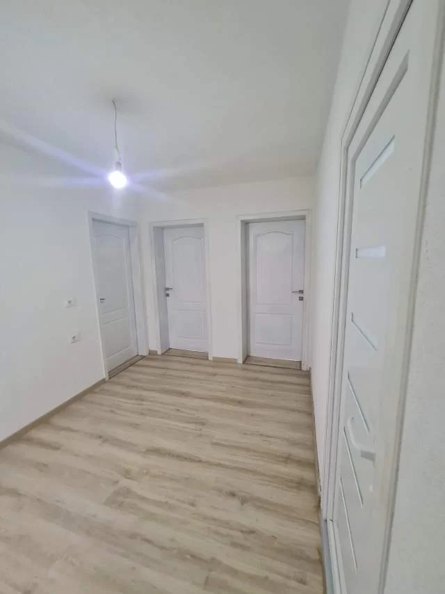 Jepet me qerat shtëpia 3+1, rruga Jordan Misja 250 Euro