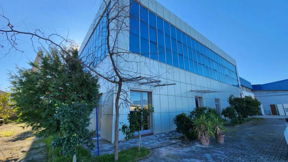 Lushnje, shes magazine Kati 0, 12.000 m² (1.2 km Nga qendra Qyteti Lushnje Prane Rrethrrotullimi Te Plasmasit)