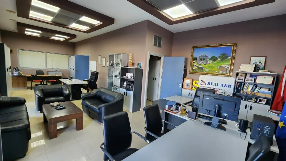 Lushnje, shes magazine Kati 0, 12.000 m² (1.2 km Nga qendra Qyteti Lushnje Prane Rrethrrotullimi Te Plasmasit)