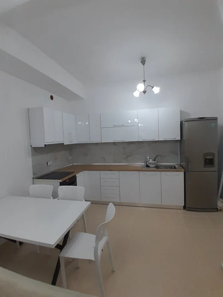Tirane, jepet me qera apartament 1+1+BLK Kati 1, 80m² 400 Euro (Kodra e Diellit)
