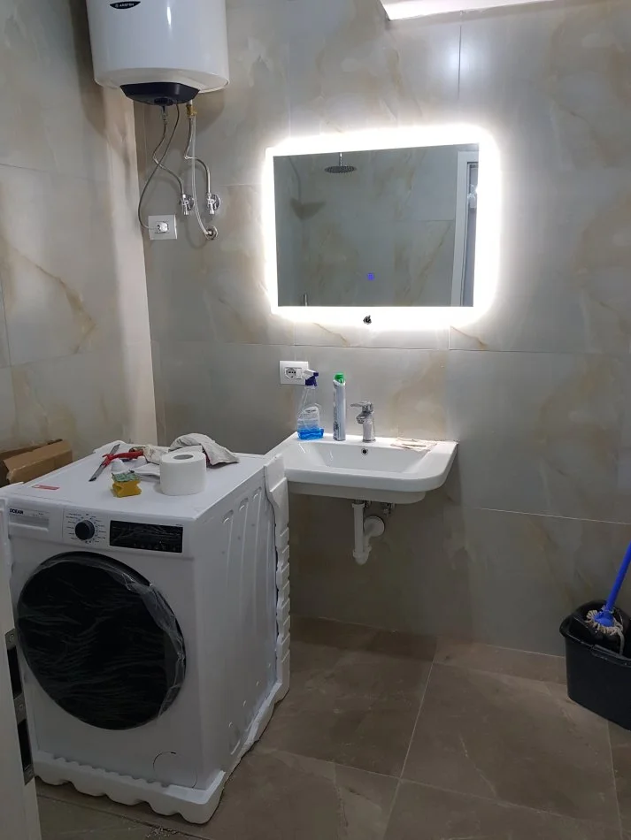 Jepet me qera 2+1 350€ mobiluar te kontakti mangalem pallat i ri kati 1 nuk jam agjensi.