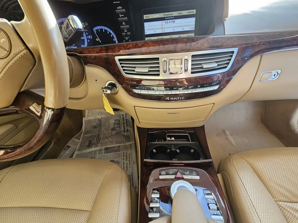 Tirane, shes makine Mercedes Nafte, gri e erret tiptronik Klima 131.000 km 22.000 €