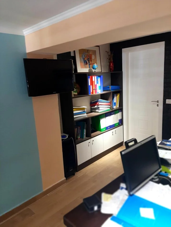 Okazion !!! Shitet ambienti, 41 m², mes Gjykata Civile & Myslym Shyri !!!