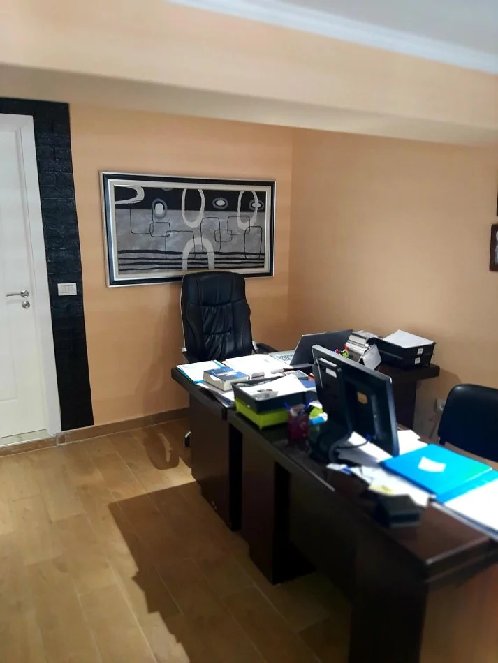 Okazion !!! Shitet ambienti, 41 m², mes Gjykata Civile & Myslym Shyri !!!