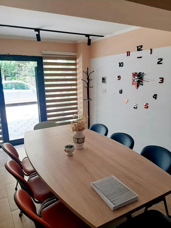 Okazion !!! Shitet ambienti, 41 m², mes Gjykata Civile & Myslym Shyri !!!