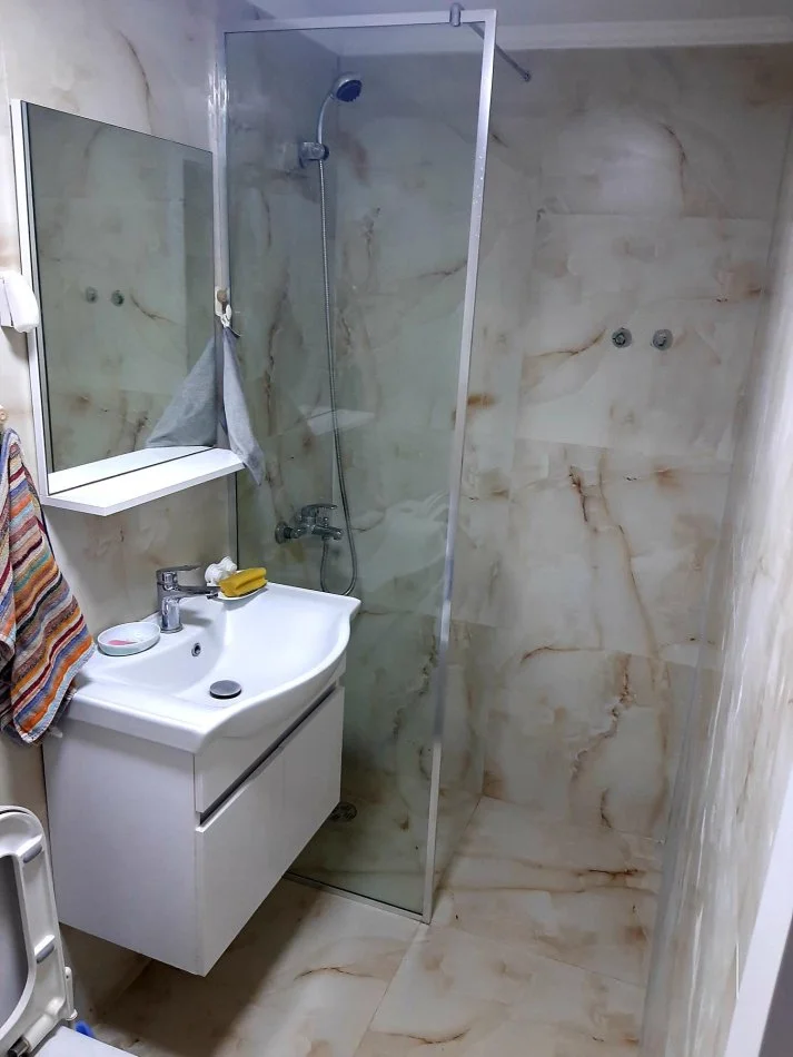 Okazion !!! Shitet ambienti, 41 m², mes Gjykata Civile & Myslym Shyri !!!