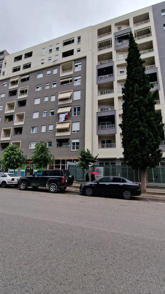 Tirane, jepet me qera apartament 1+1+Ballkon Kati 4, 64 m² 700 € (Robert shvarc)