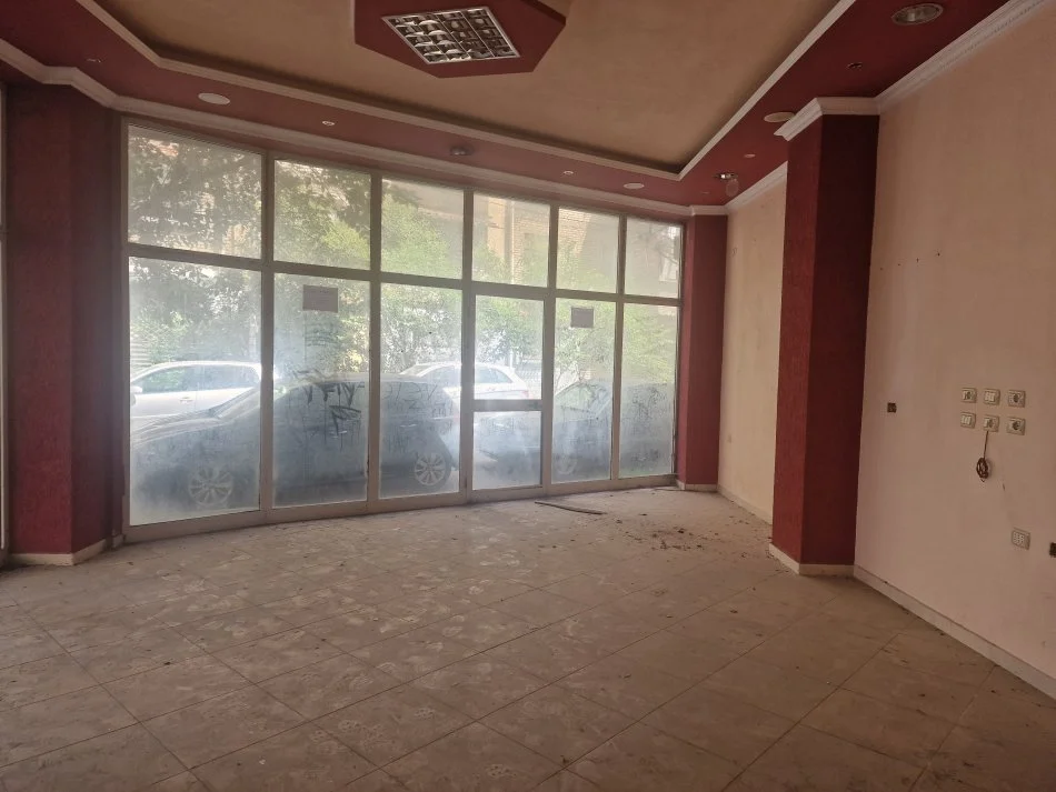Tirane, shes dyqan Kati 0, 46 m² (Rr. "Sitki Çiço", Materniteti i Ri, Tiranë