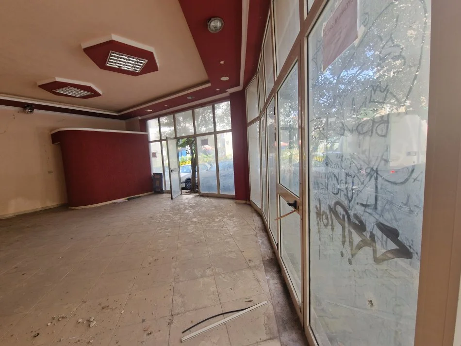 Tirane, shes dyqan Kati 0, 46 m² (Rr. "Sitki Çiço", Materniteti i Ri, Tiranë