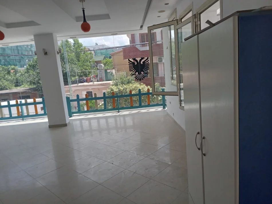 Tirane, jepet me qera ambjent biznesi Kati 2, 60 m² (Fundi Rruges Jordan Misja)