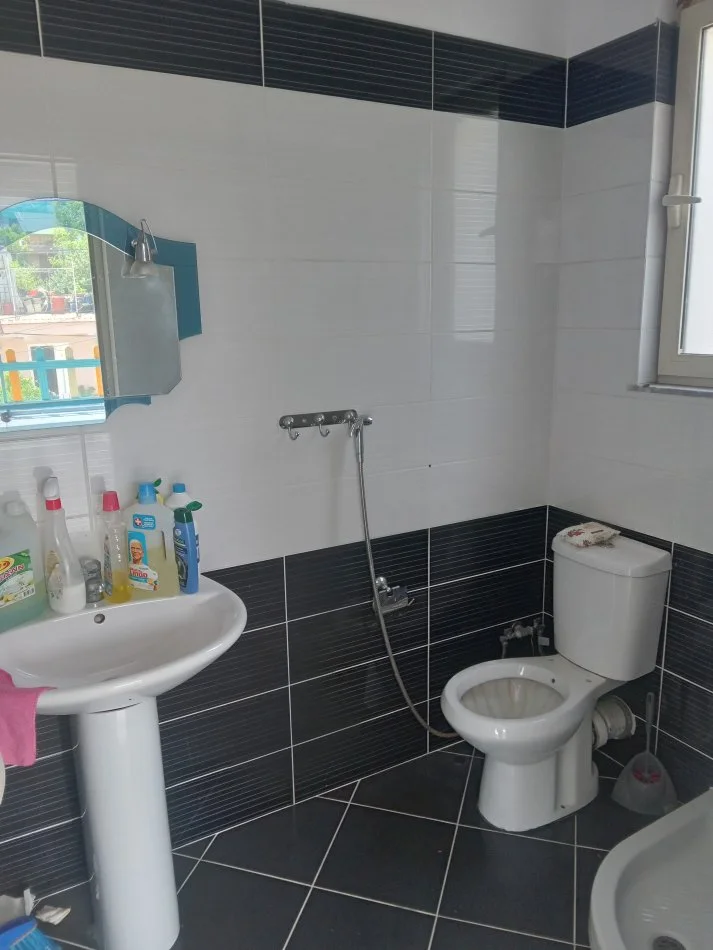 Tirane, jepet me qera ambjent biznesi Kati 2, 60 m² (Fundi Rruges Jordan Misja)