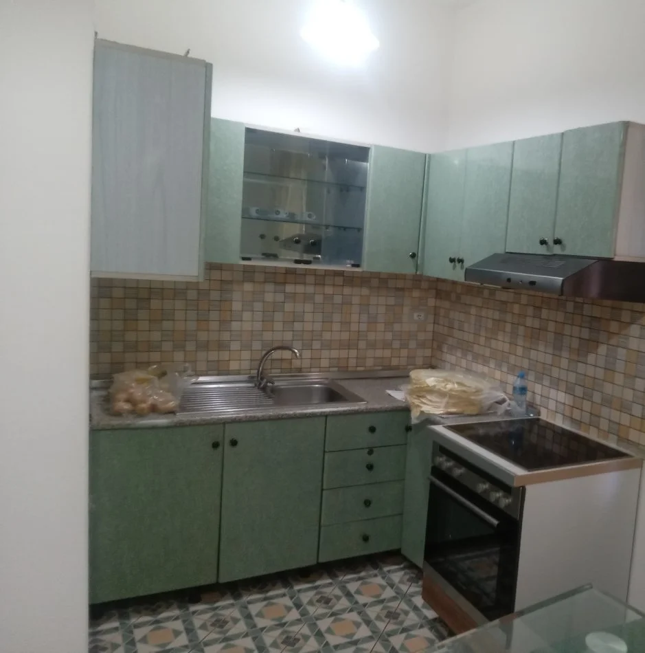 Tirane, jepet me qera Vile 1+1 Kati 1, 60 m² (Pran Xhamis Don Boskos)