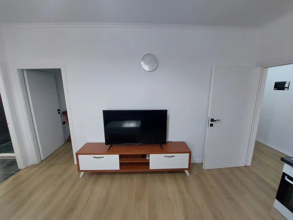Tirane, jepet me qera apartament 2+1+Ballkon Kati 3, 85 m² 450 € (Rruga e Dibres)