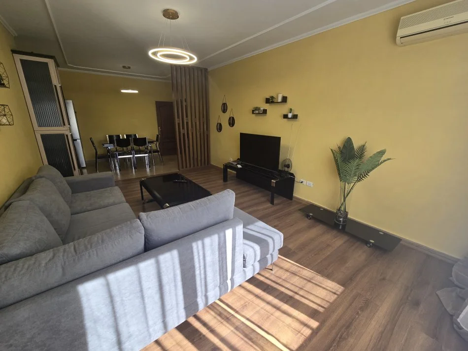 Tirane, jepet me qera apartament 3+1+Ballkon Kati 3, 120 m² 900 € (Rruga Petronini Luarasi (shkolla e Baletit))