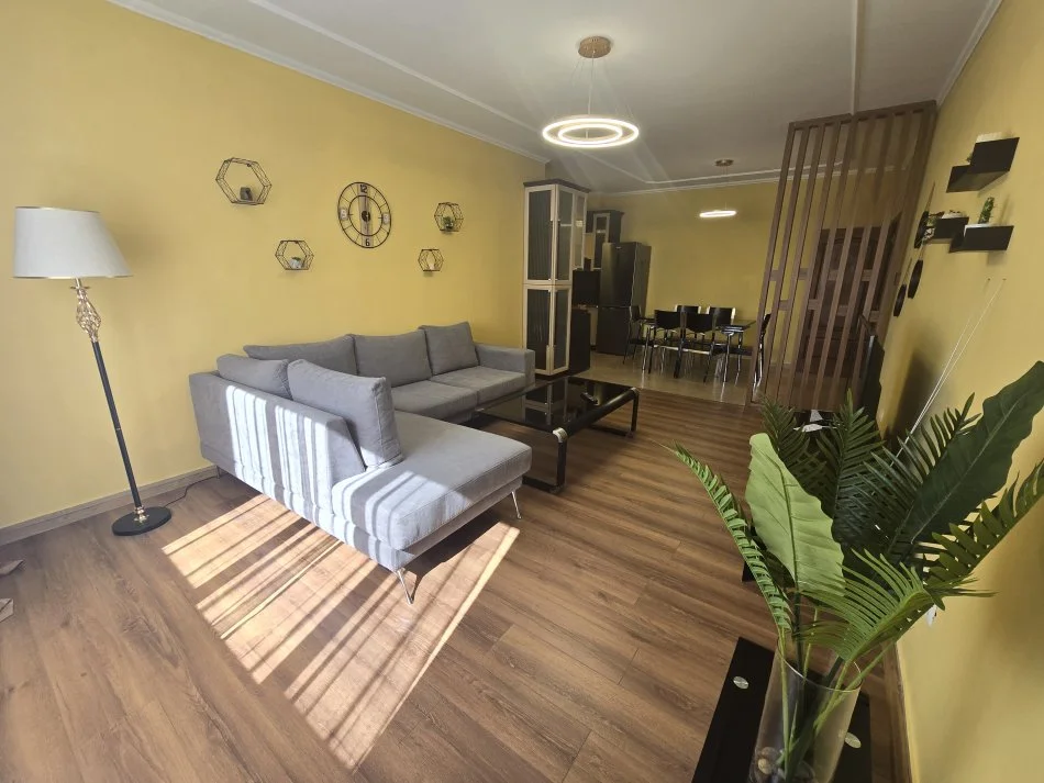 Tirane, jepet me qera apartament 3+1+Ballkon Kati 3, 120 m² 900 € (Rruga Petronini Luarasi (shkolla e Baletit))